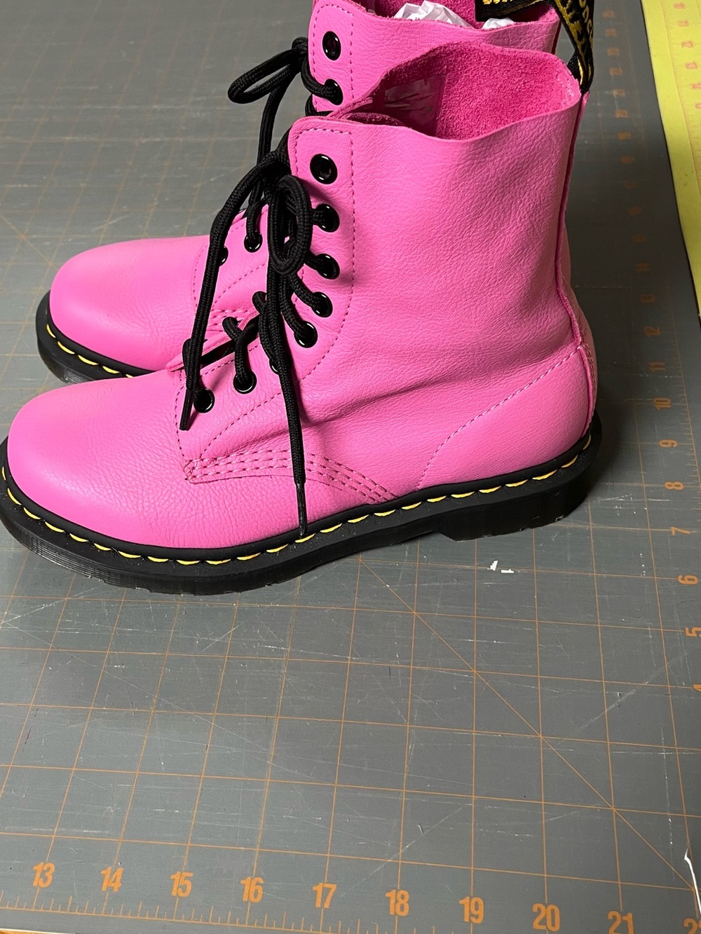 Dr Martens Pink Leather 8 Eye Lace‎ Up Boots Women US 7 EU 38 girlhoodcore goth - Picture 15 of 15